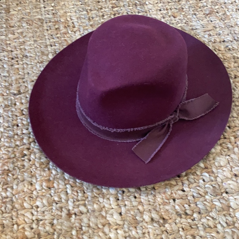 Olive & Pique maroon hat